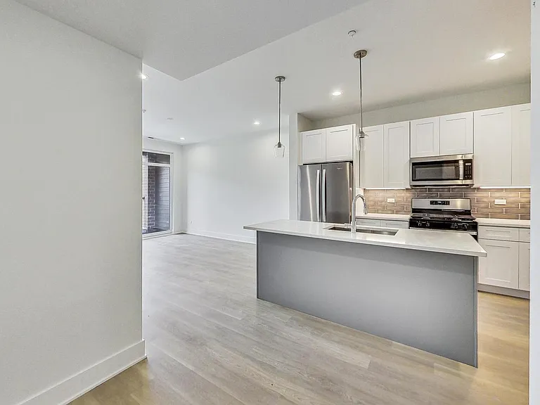 3355 N Southport Ave #2F — Photo 6