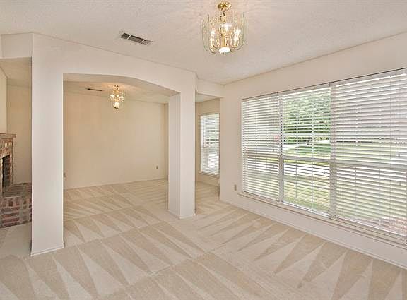 4th image of 702 Glenwood Ct