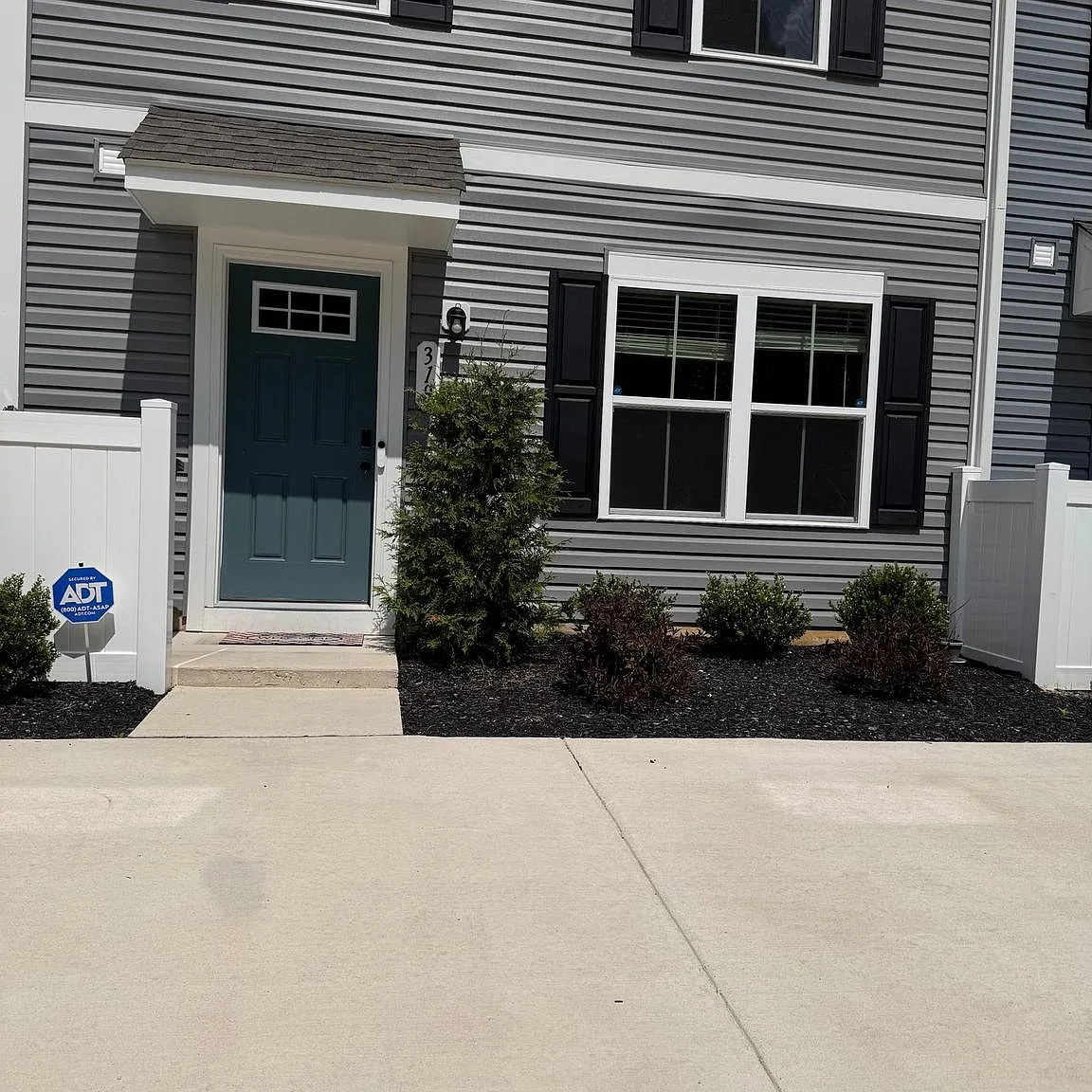 3 bed, 2.5 bath, $2,600 — Photo 2