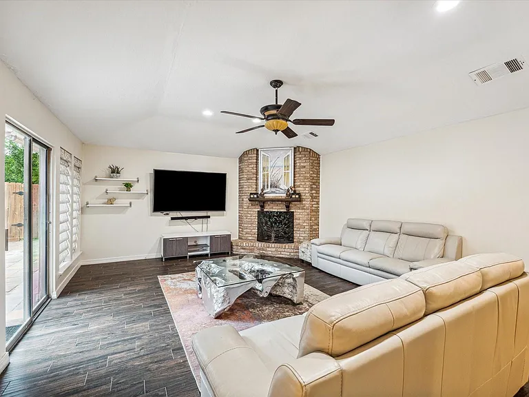 910 Coachlight Dr — Photo 3