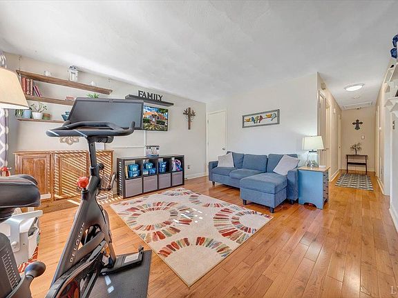 2nd image of 5845 Plantation Cir