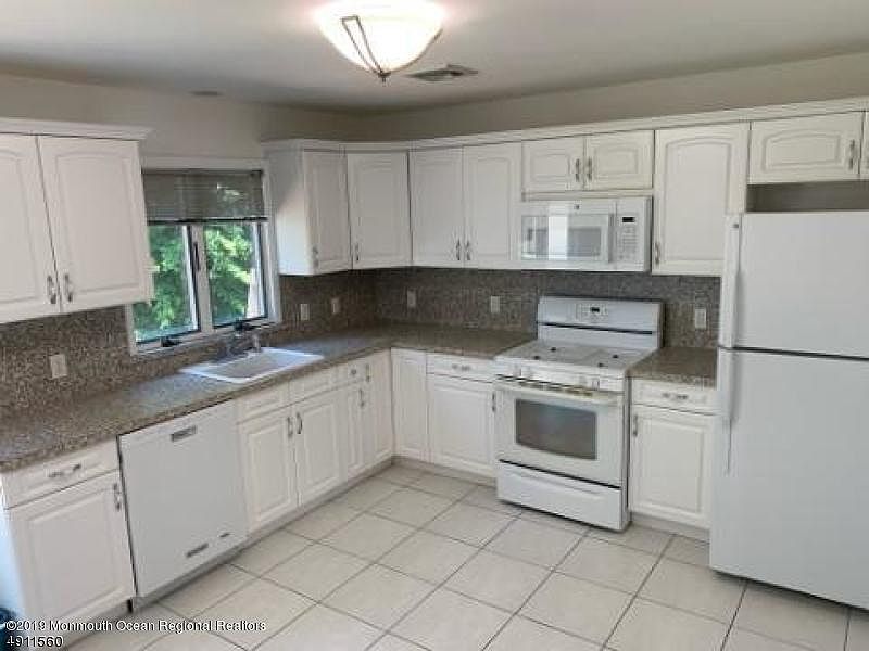 2nd image of 407A Park Ave