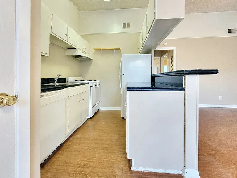 618 W 51st St #104 — Photo 12