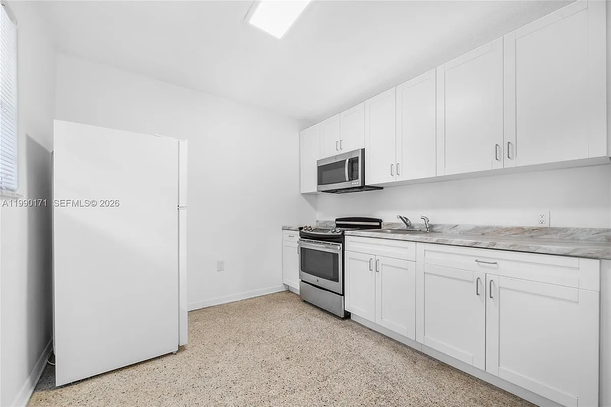 Building Photo - 2661 SW 11th St #8