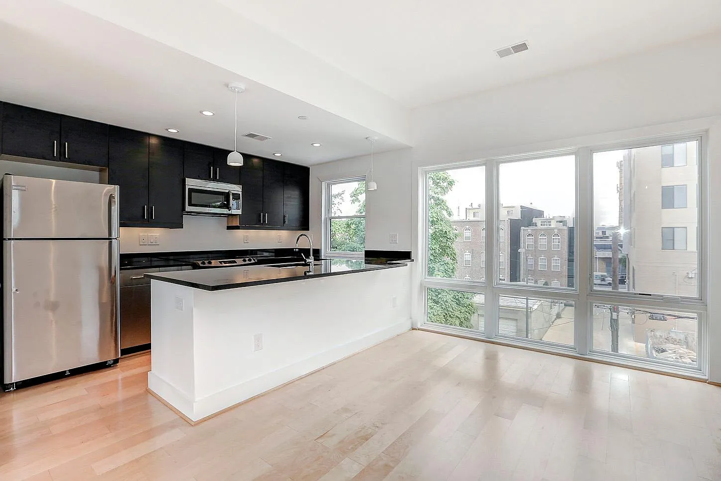 3 bed, 1300 sqft, $3,495 — Photo 3