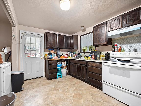 5th image of 115 E D St