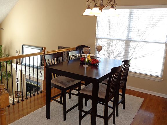 4th image of 105 NE Hidden Meadow Ln