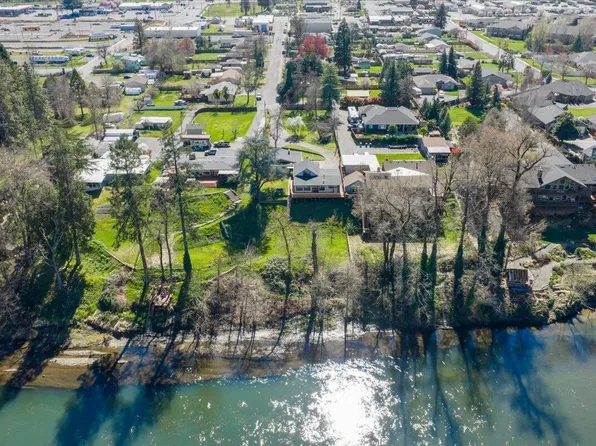 1300 Daisy Ln, Grants Pass, OR 97527