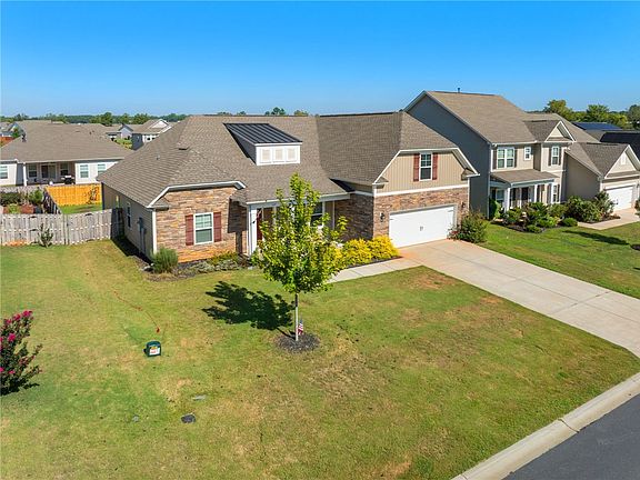 3rd image of 127 Spyglass Ln