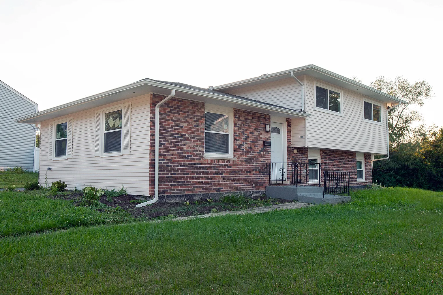 668 Sullivan Ln photo 1