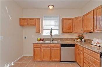 4th image of 913 Elm Ave