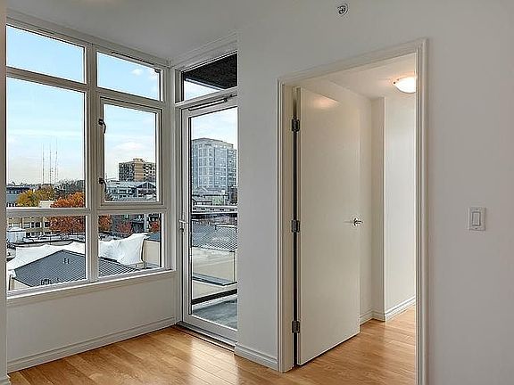 4th image of 1420 Terry Ave Unit 1405