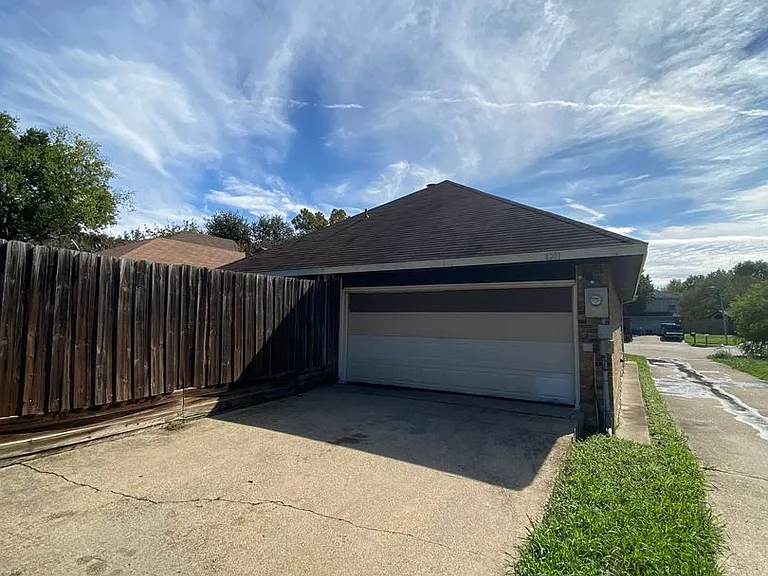 1201 Wheatfield Dr — Photo 2