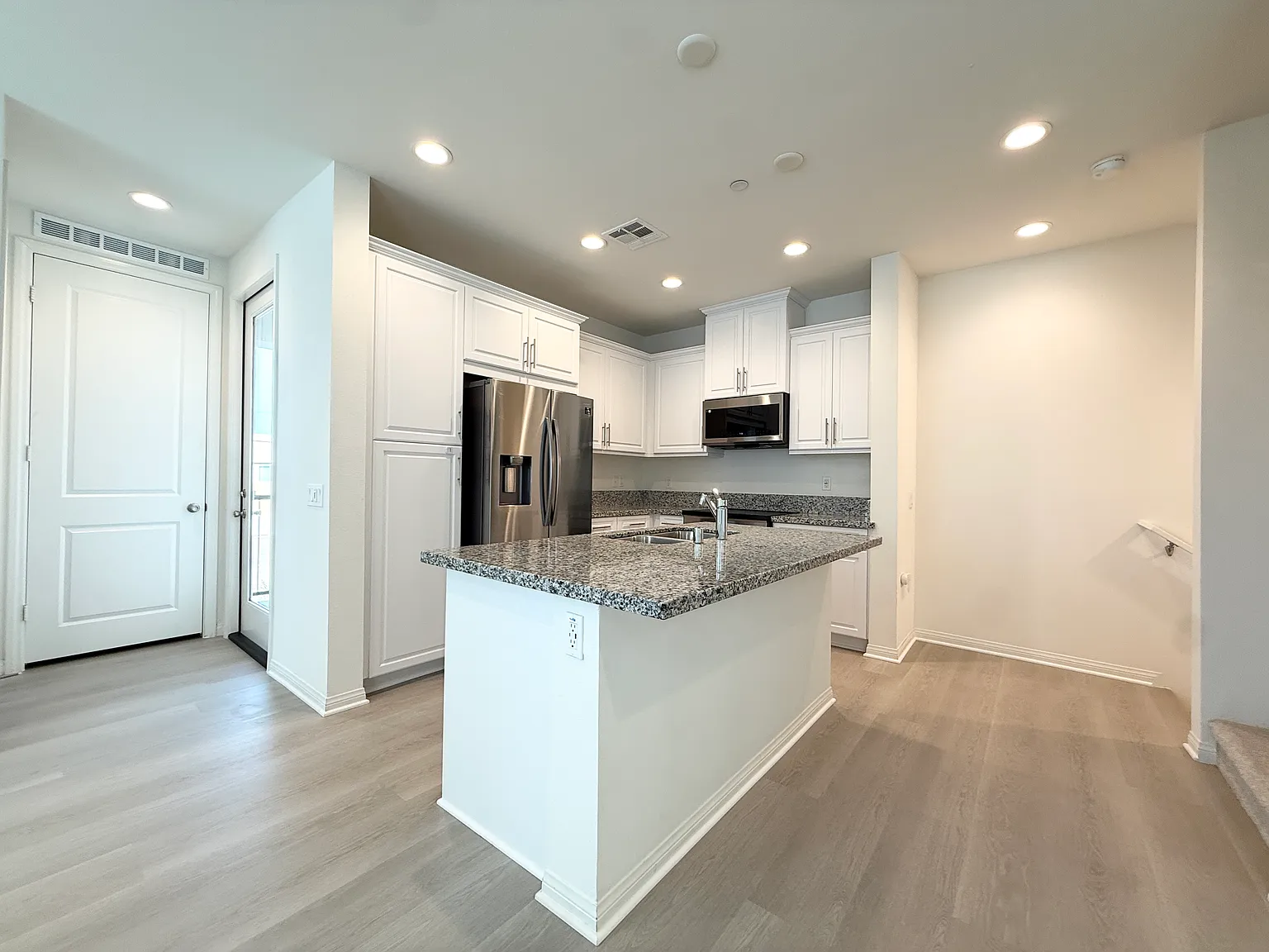 3 bed, 2.5 bath, 1406 sqft, $3,800 — Photo 2
