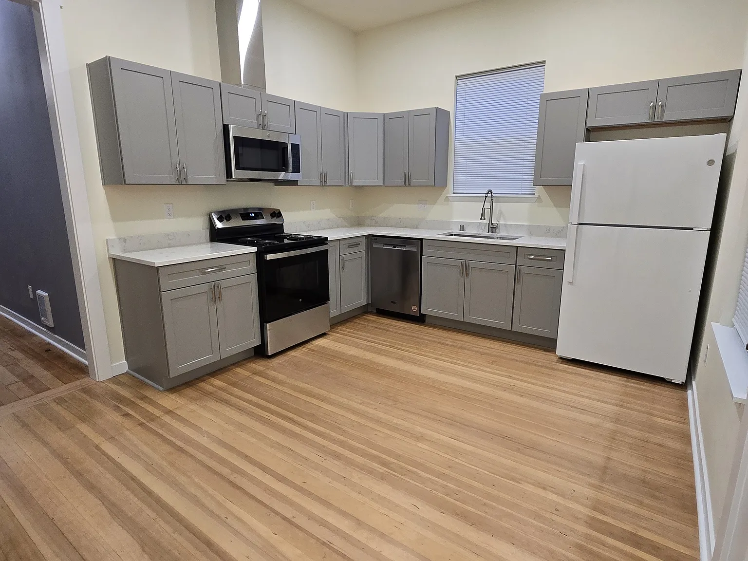 2 bed, 910 sqft, $2,500 — Photo 4