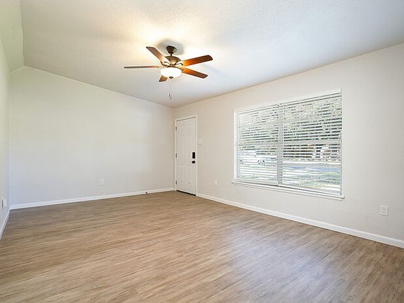 3rd image of 4618 Creekmoor Dr