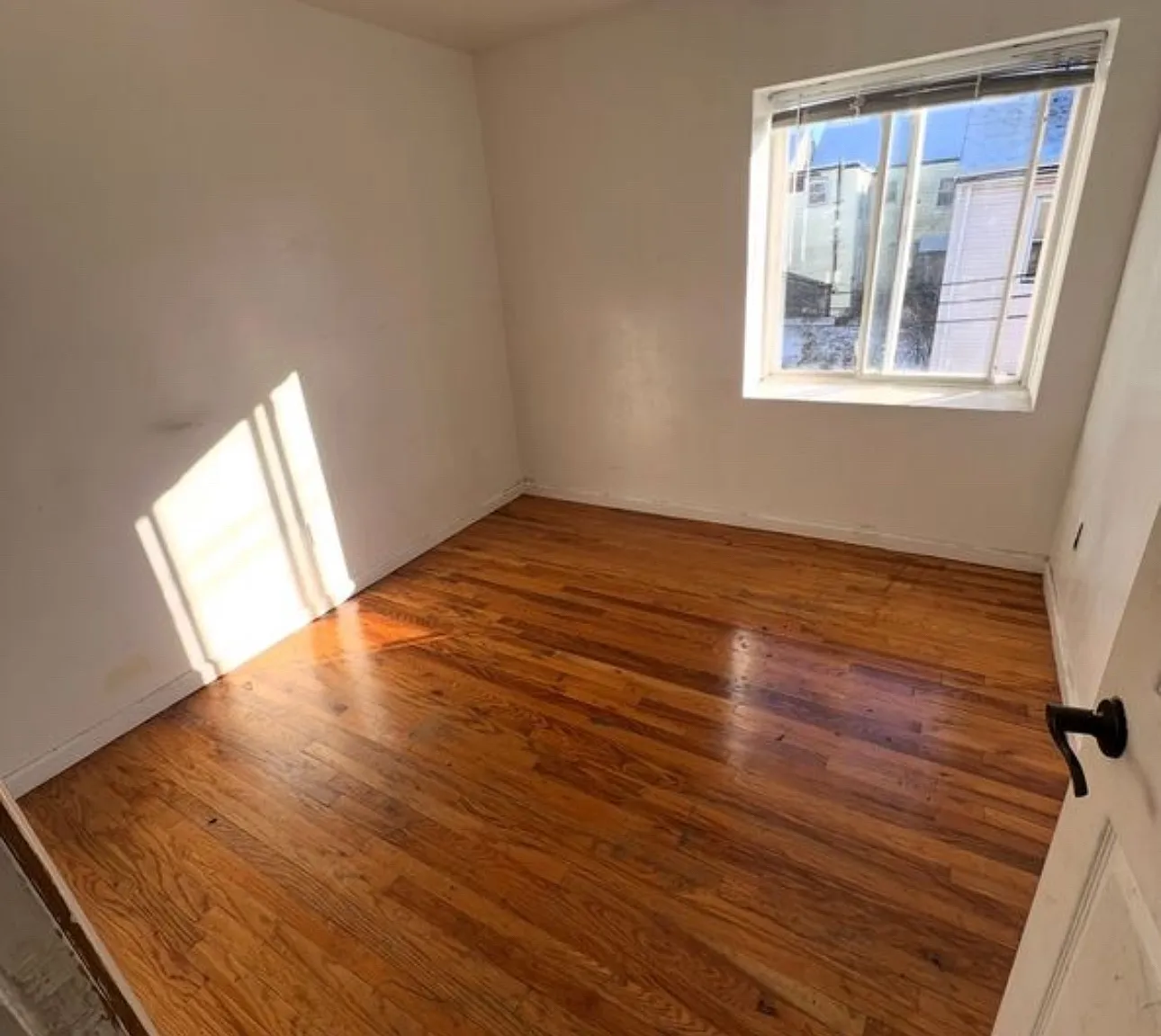 3 bed, 1.5 bath, 1300 sqft, $3,300 — Photo 3