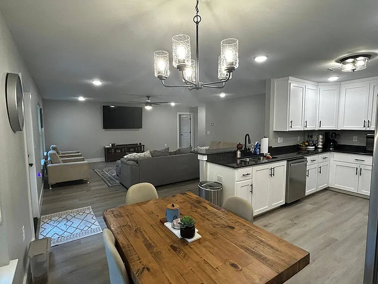 1403 Wilson Ave — Photo 6