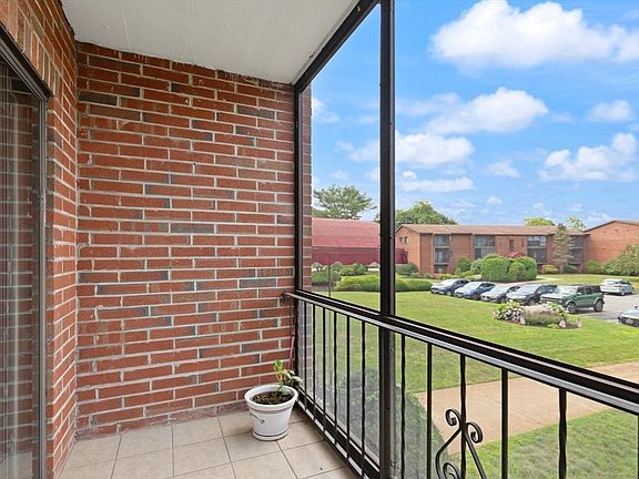 4th image of 221 Oak St #321