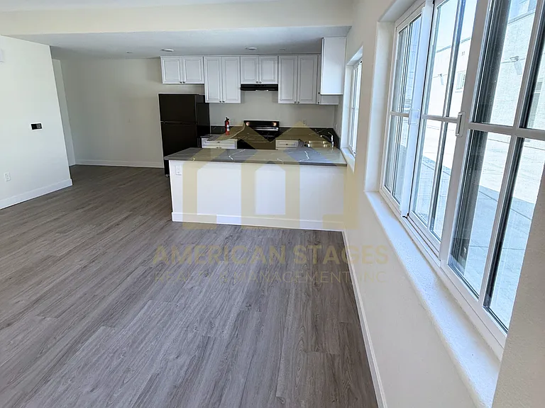 101 N Broadway — Photo 32