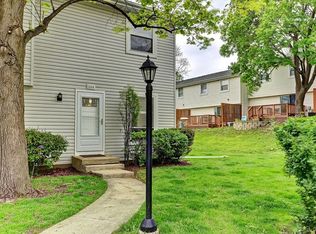 204 Raintree Ct, Aurora, IL 60504