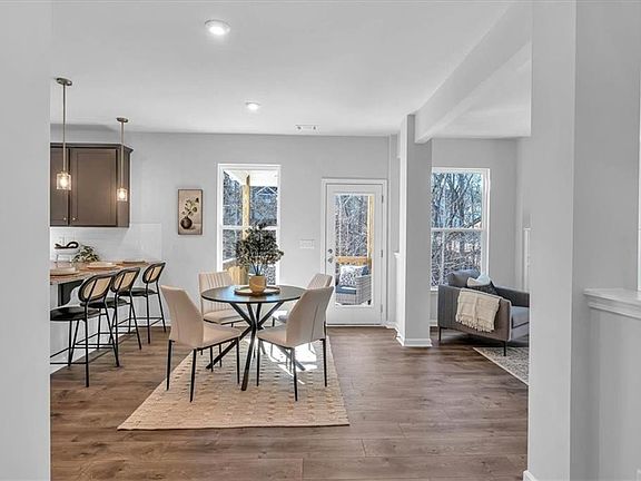 4th image of 10 Lakewood Ct