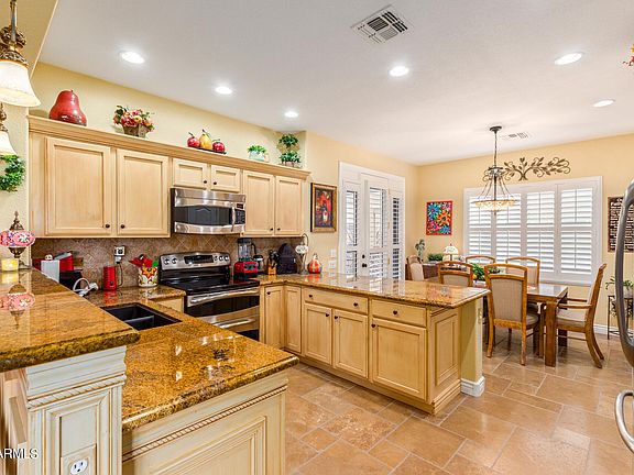 4th image of 940 E Bellerive Place