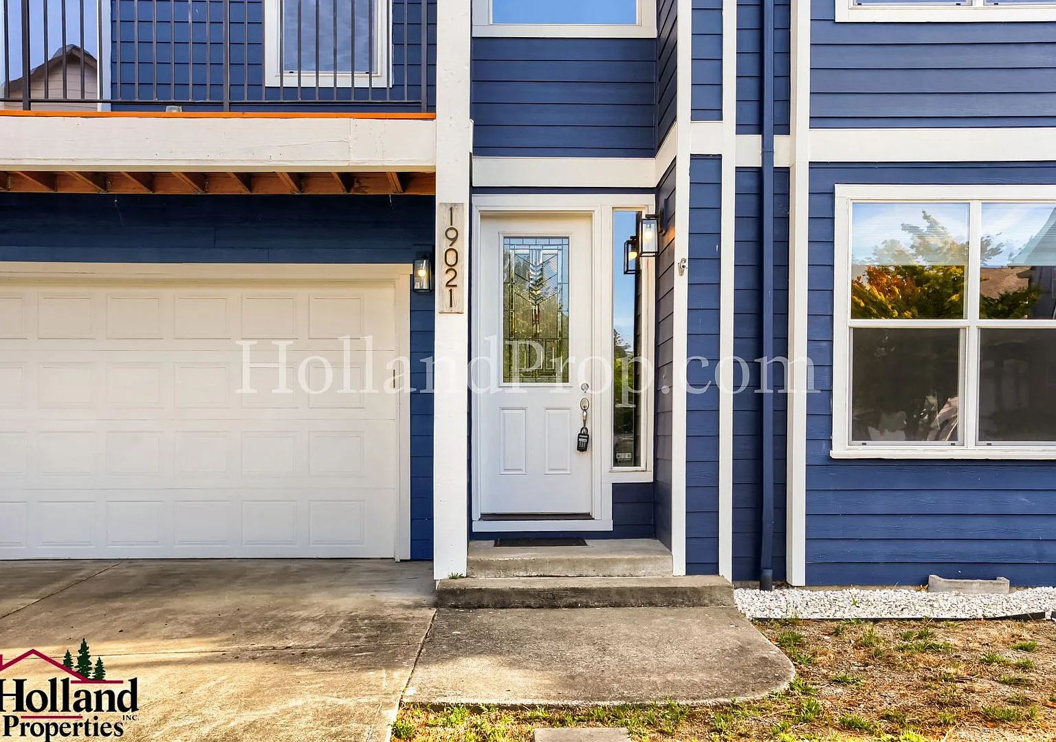 Modern Comfort Meets Prime Beaverton Living! ** New Price $2,995 And Reduced Security Deposit ** — Photo 3
