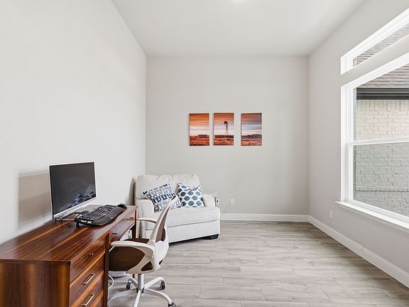 4th image of 404 Oak Meadow Ln
