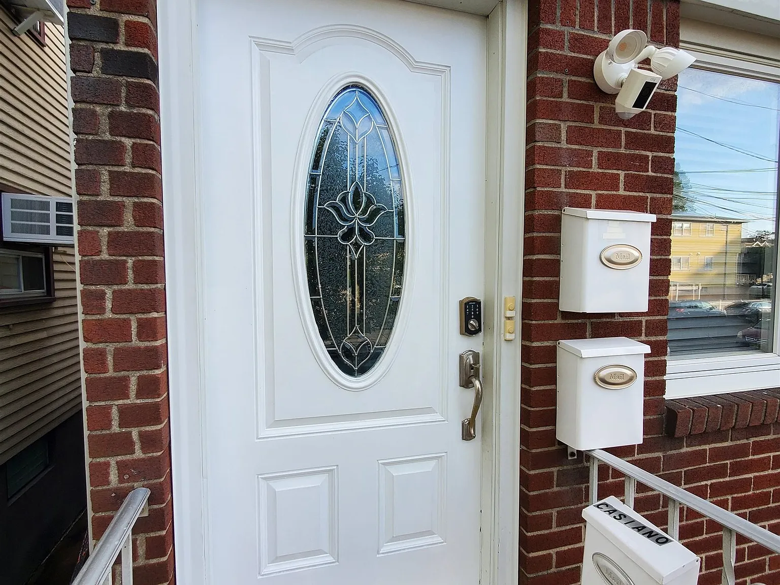 3 bed, 1.0 bath, $2,400 — Photo 2