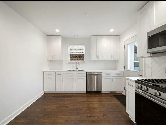 5th image of 3241 N Plainfield Ave