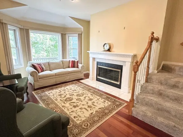 1200 Salem St APT 165, Lynnfield, MA 01940