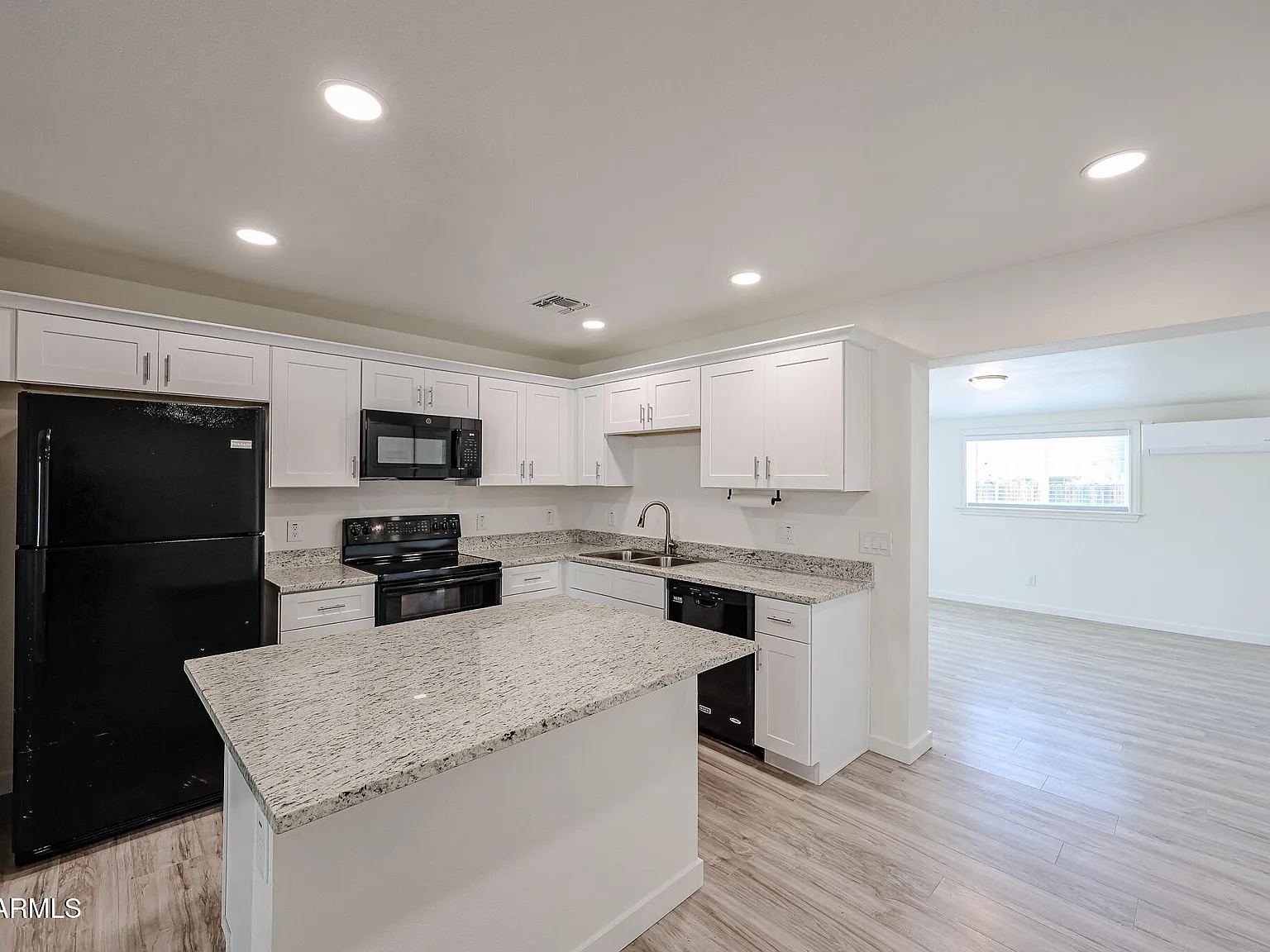 3 bed, 2.0 bath, 1320 sqft, $2,200 — Photo 4