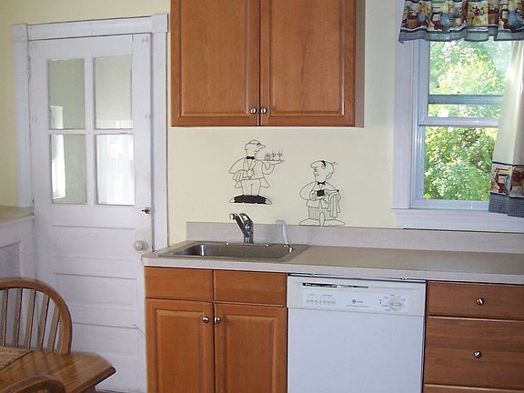 Newly renovated eat-in kitchen