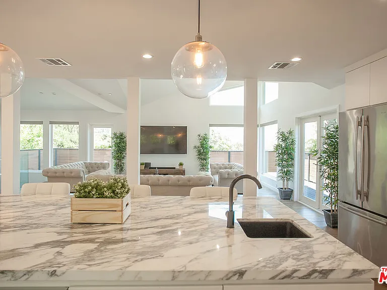 3751 Multiview Dr — Photo 17