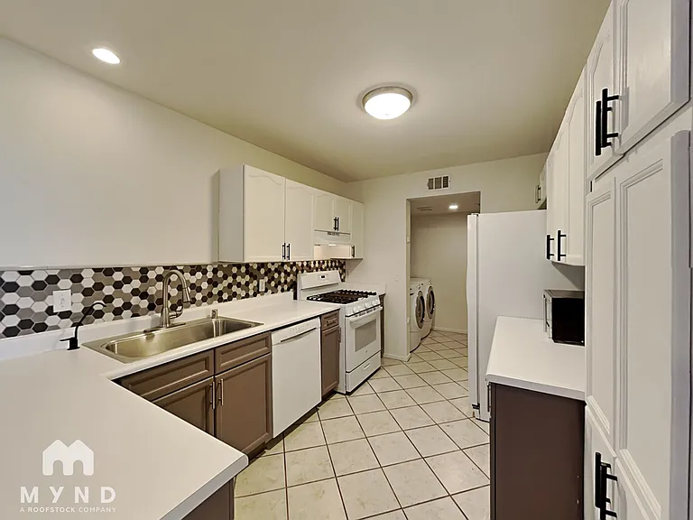 8042 Laurena Ave — Photo 5