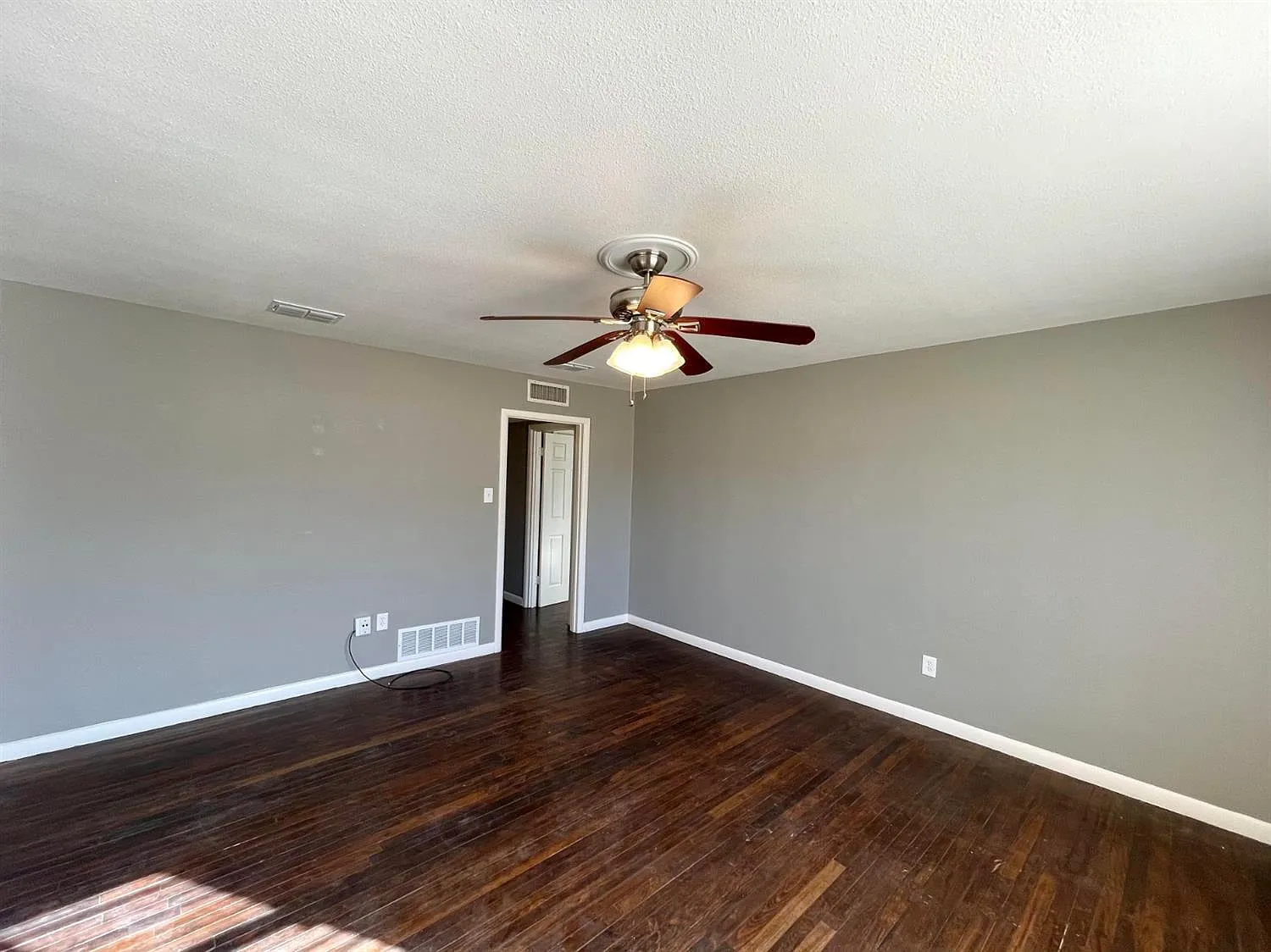 3 bed, 2.0 bath, 1201 sqft, $1,600 — Photo 3