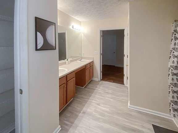 Big master sized shared bathroom