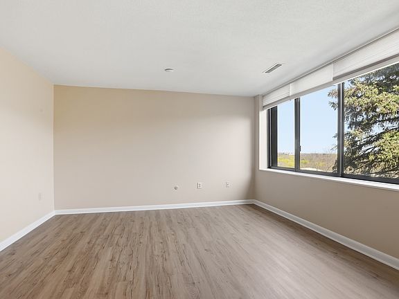4th image of 1008 Paradise Rd #4PK