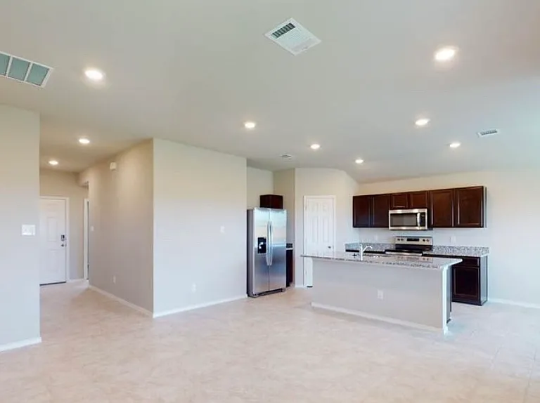 1261 Lindsey Dr — Photo 2