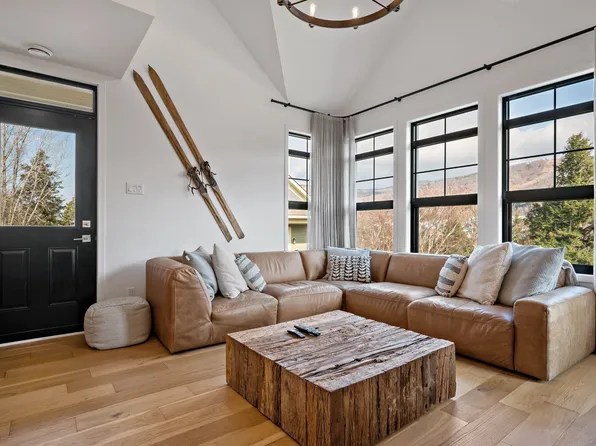211 Chemin Des Quatre Sommets #8, Mont Tremblant, QC J8E 1C6