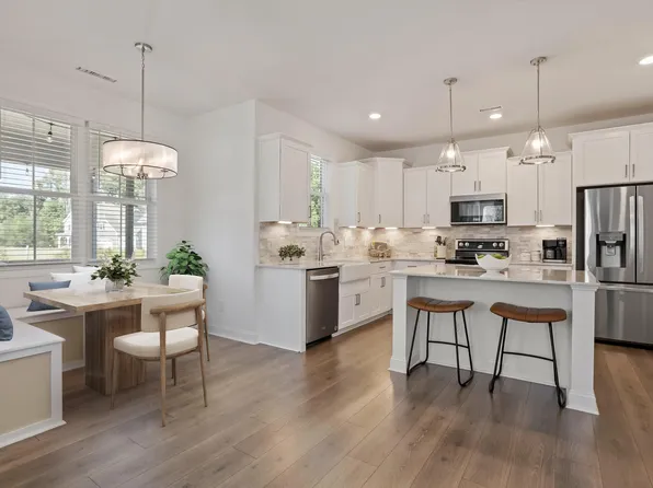 806 Thomas Falls Ct, Fuquay Varina, NC 27526