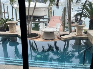 11095 3rd St E, Treasure Island, FL 33706