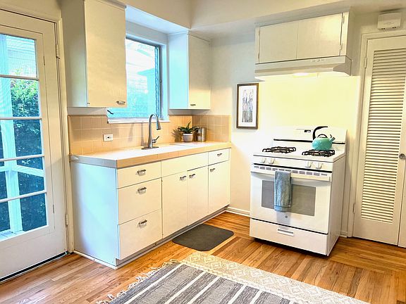 5th image of 1533 De La Vina St