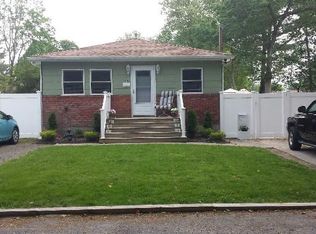68 Van Cedar St, Brentwood, NY 11717