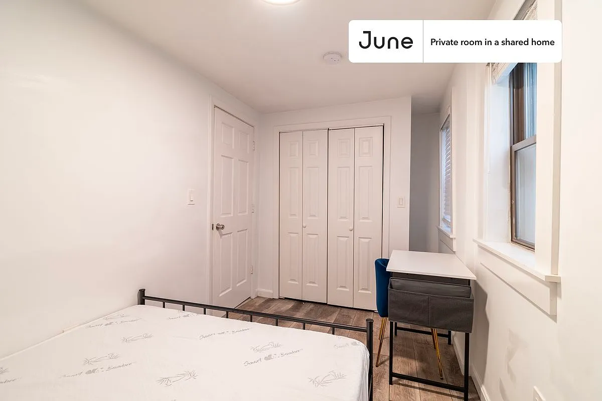 Queen bedroom in 5 bed/2 bath home in South Boston #1752 C — Photo 2