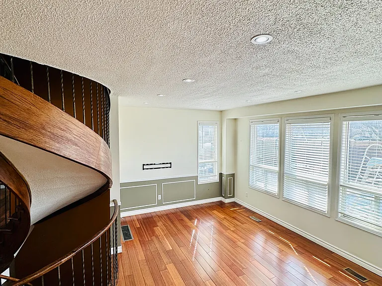 52 Moffatt Ave — Photo 10