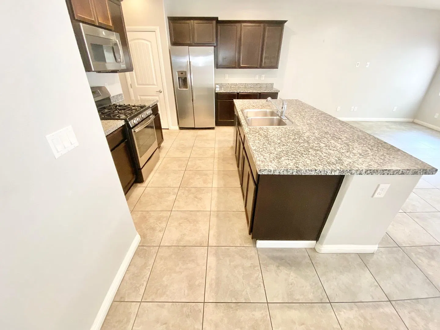 Stunning 3 Bedroom 2.5 Bath Near Rhodes Ranch! — Photo 4