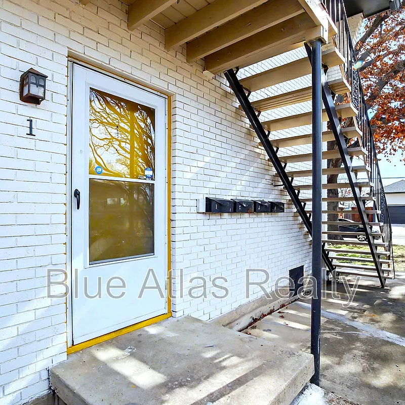 Building Photo - 411 E Polk St #1