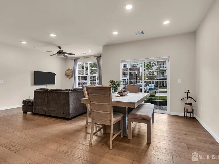 112 Lorhan Dr — Photo 6